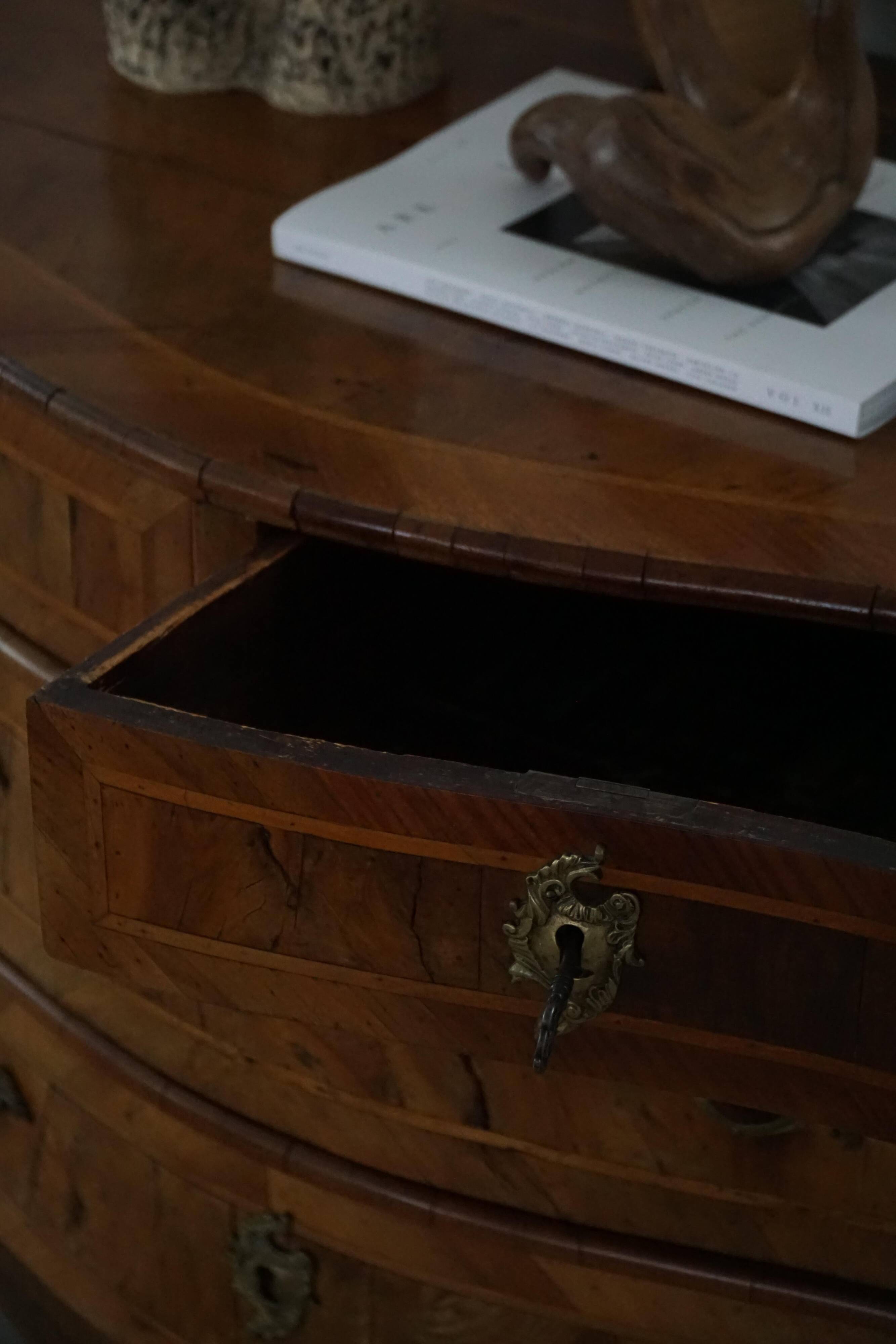 18ème siècle, commode danoise baroque serpentine antique en noyer