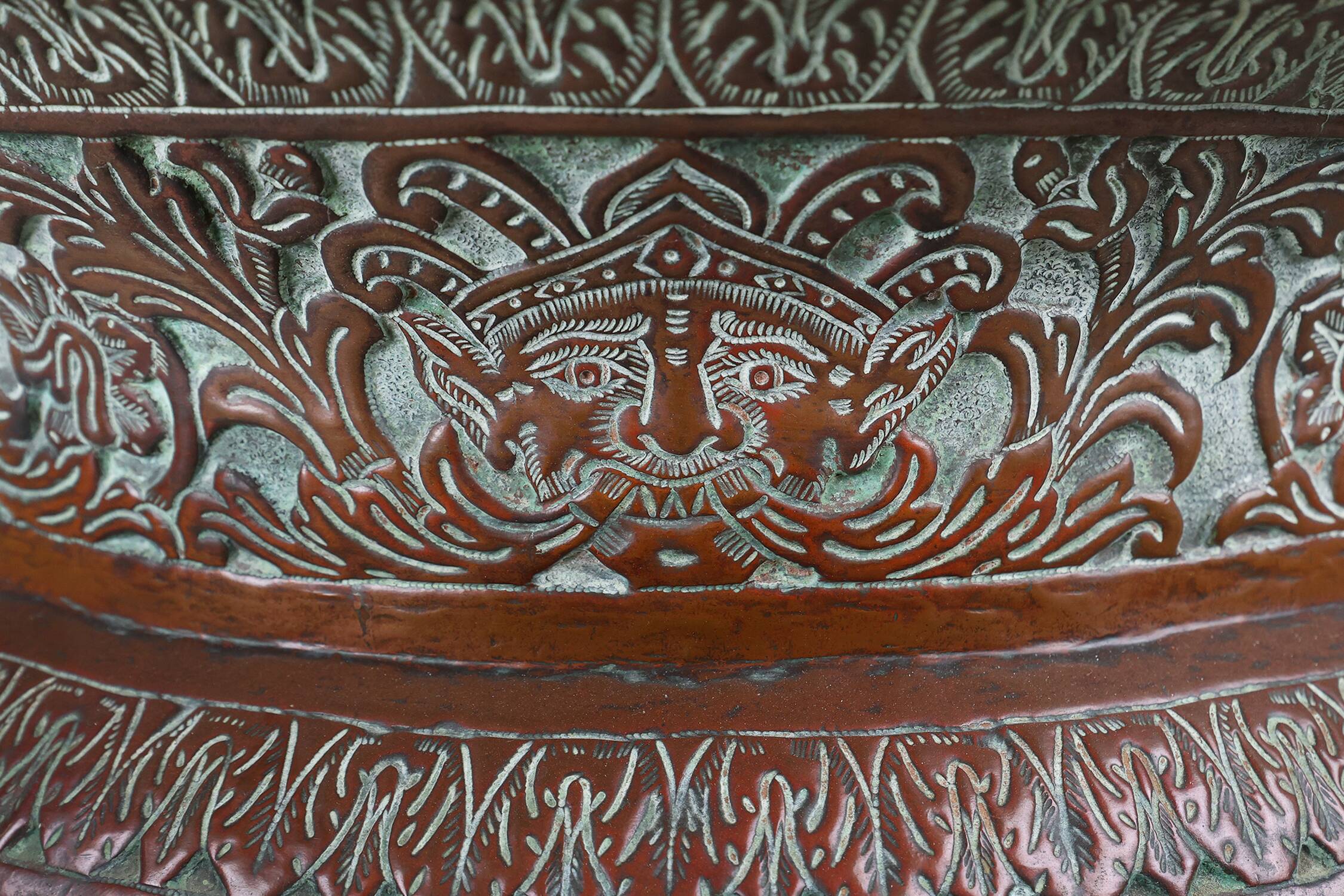 Cache-pot rond ottoman antique en cuivre gravé, vers 1850