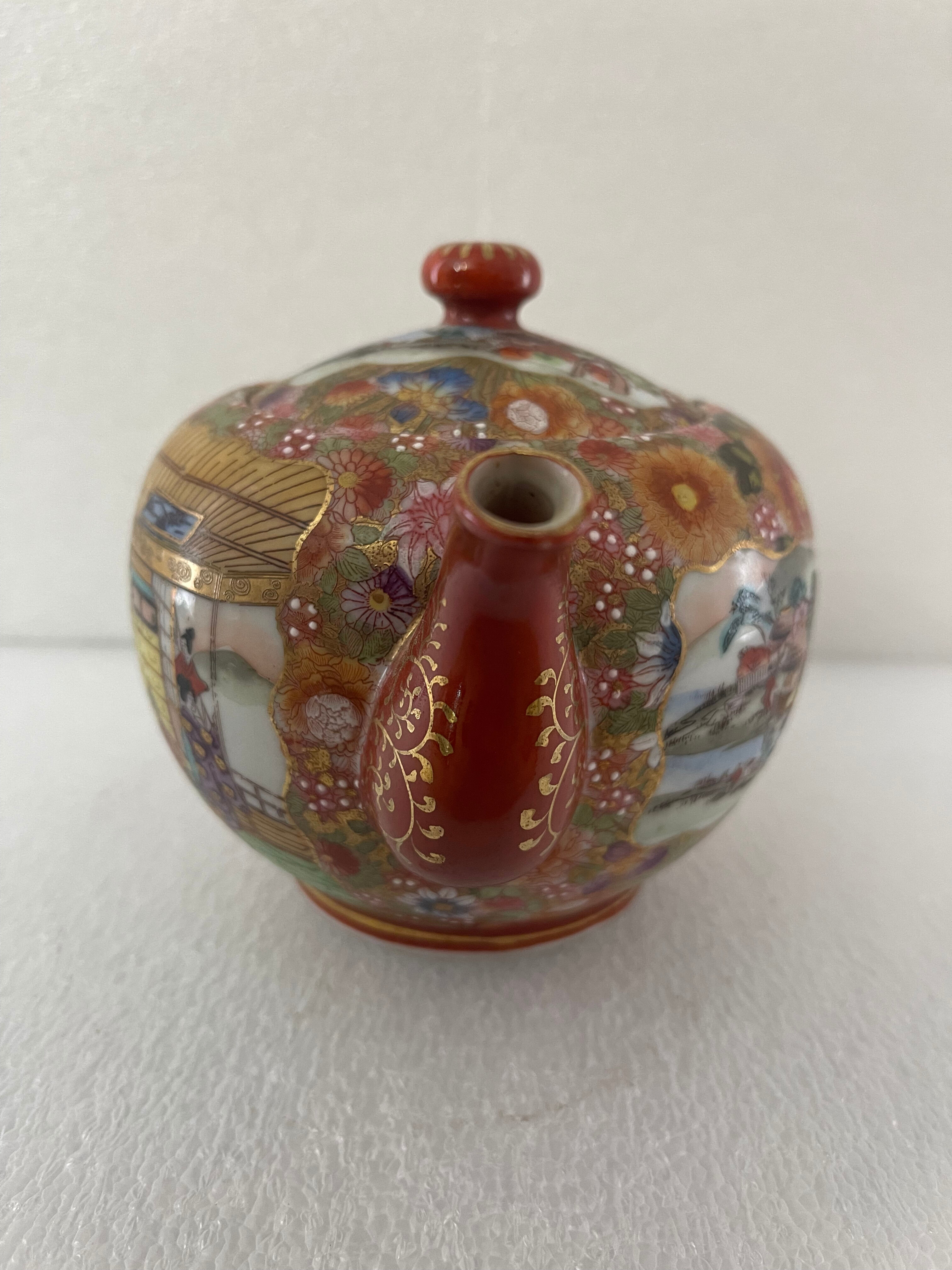 Teapot Satsuma porcelain polychrome décor signed Koshida around 1920