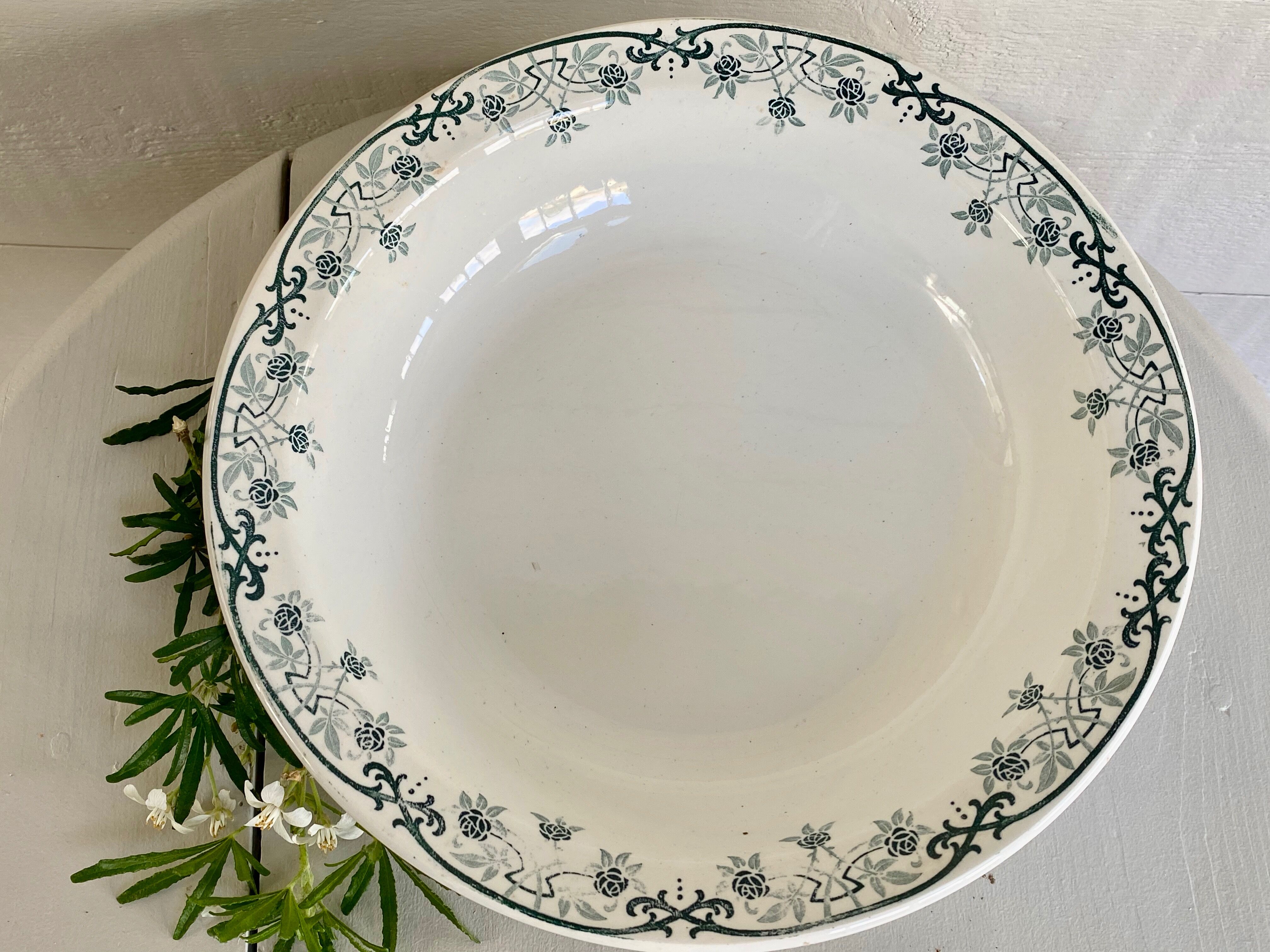 Flat hollow earthenware of St Amand