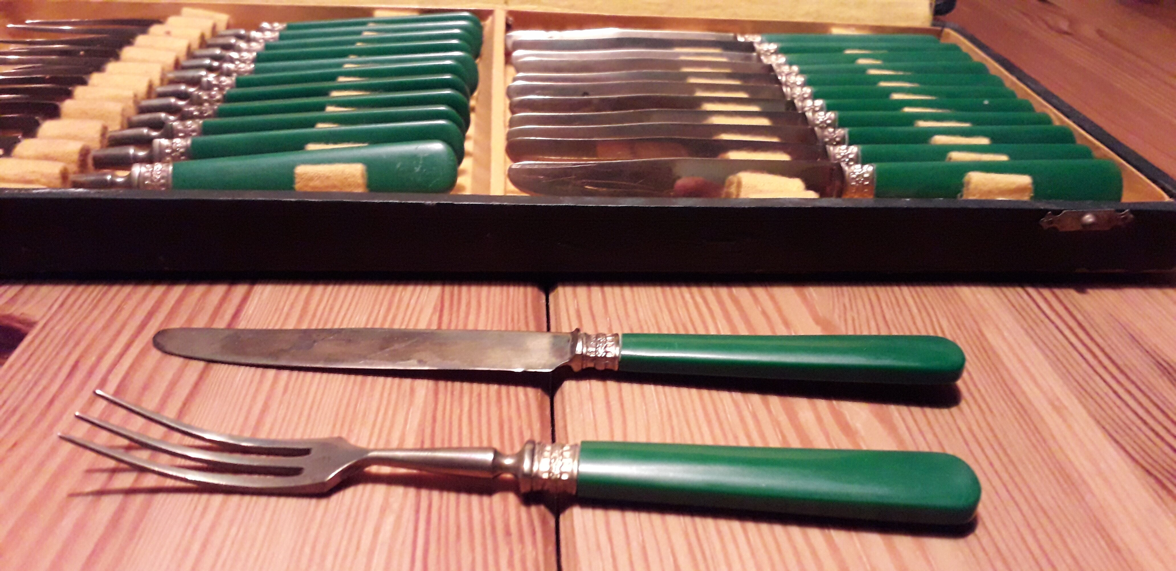 24-seat dessert box in green Bakelite