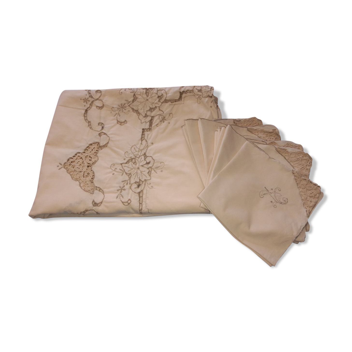 Set tablecloth and towels