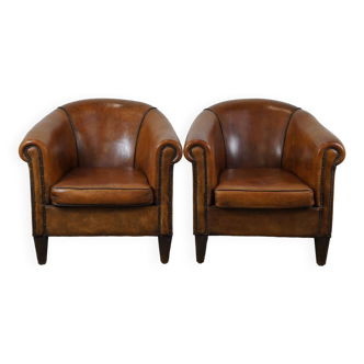 Set of 2 amazing and characterful sheep leather club armchairs with warm colors