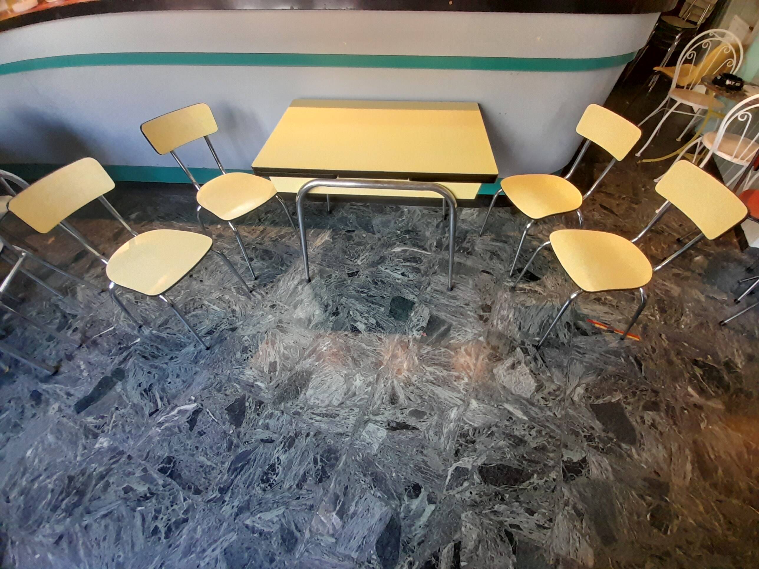 Table + “Formica” type chairs