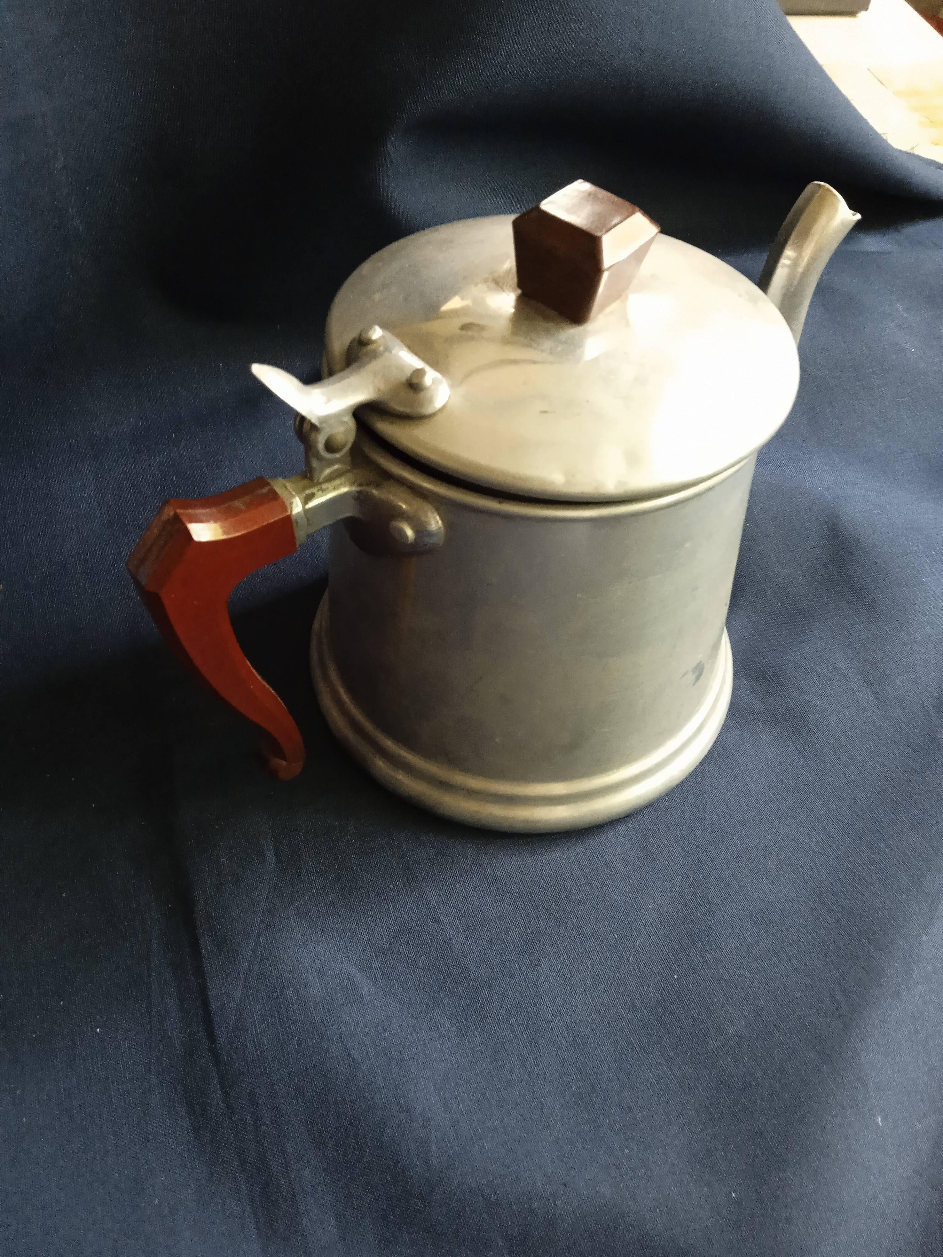 Aluminum coffee maker (3/4l) and handles in red bakelite circa 1950