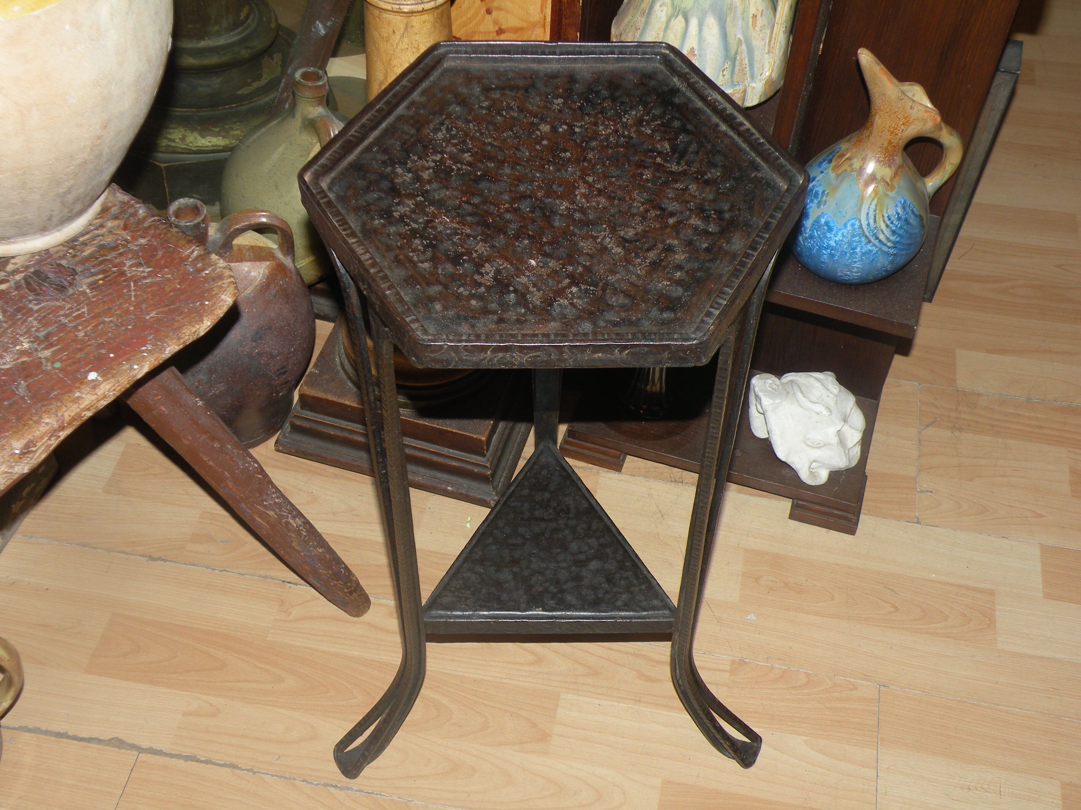 Sellette art déco époque 1920 1930 en fer martelé