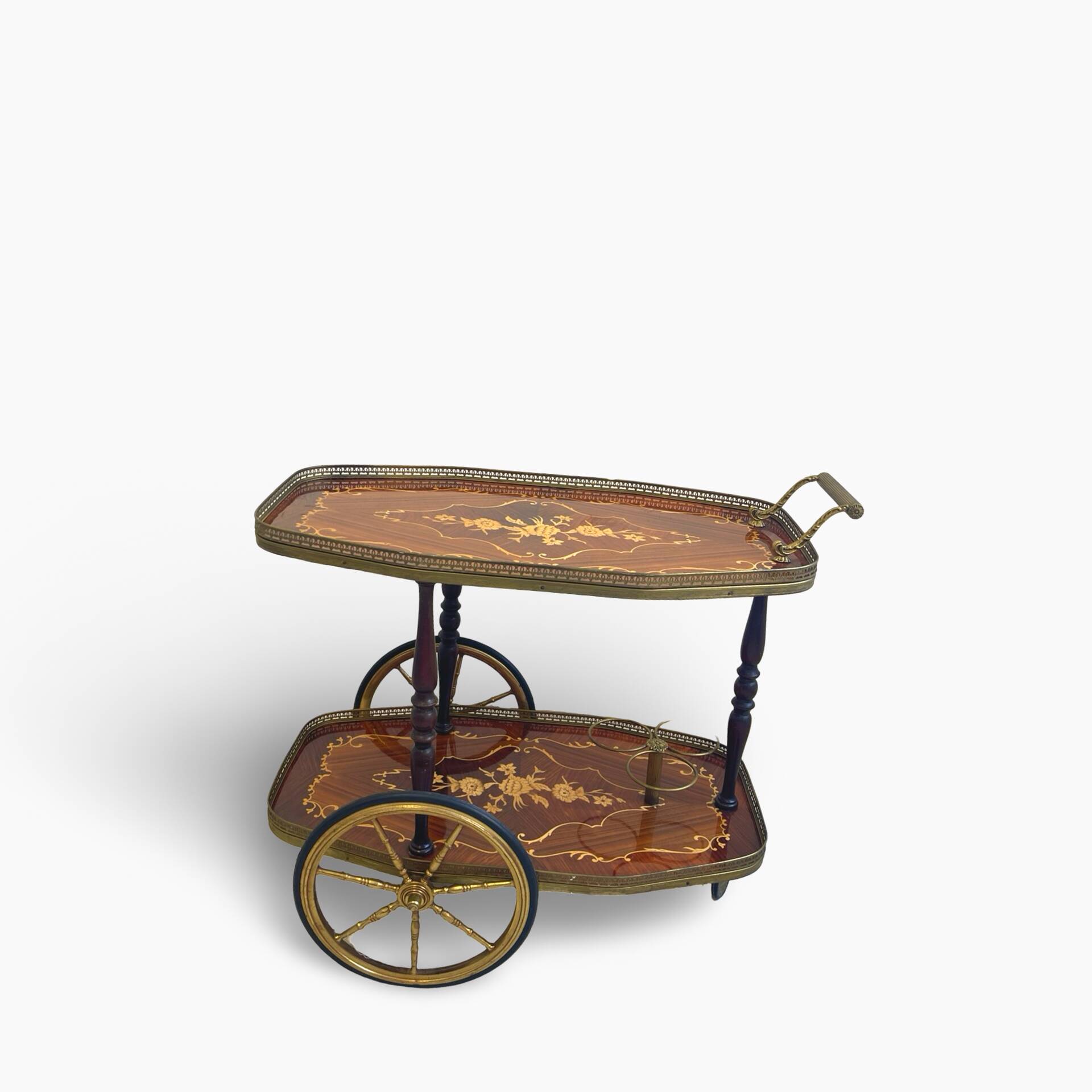 Chariot de bar en marqueterie de style Hollywood Regency italien présente des motifs floraux complexes.