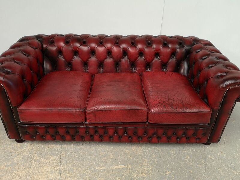 Three-seater red leather chesterfield sofa