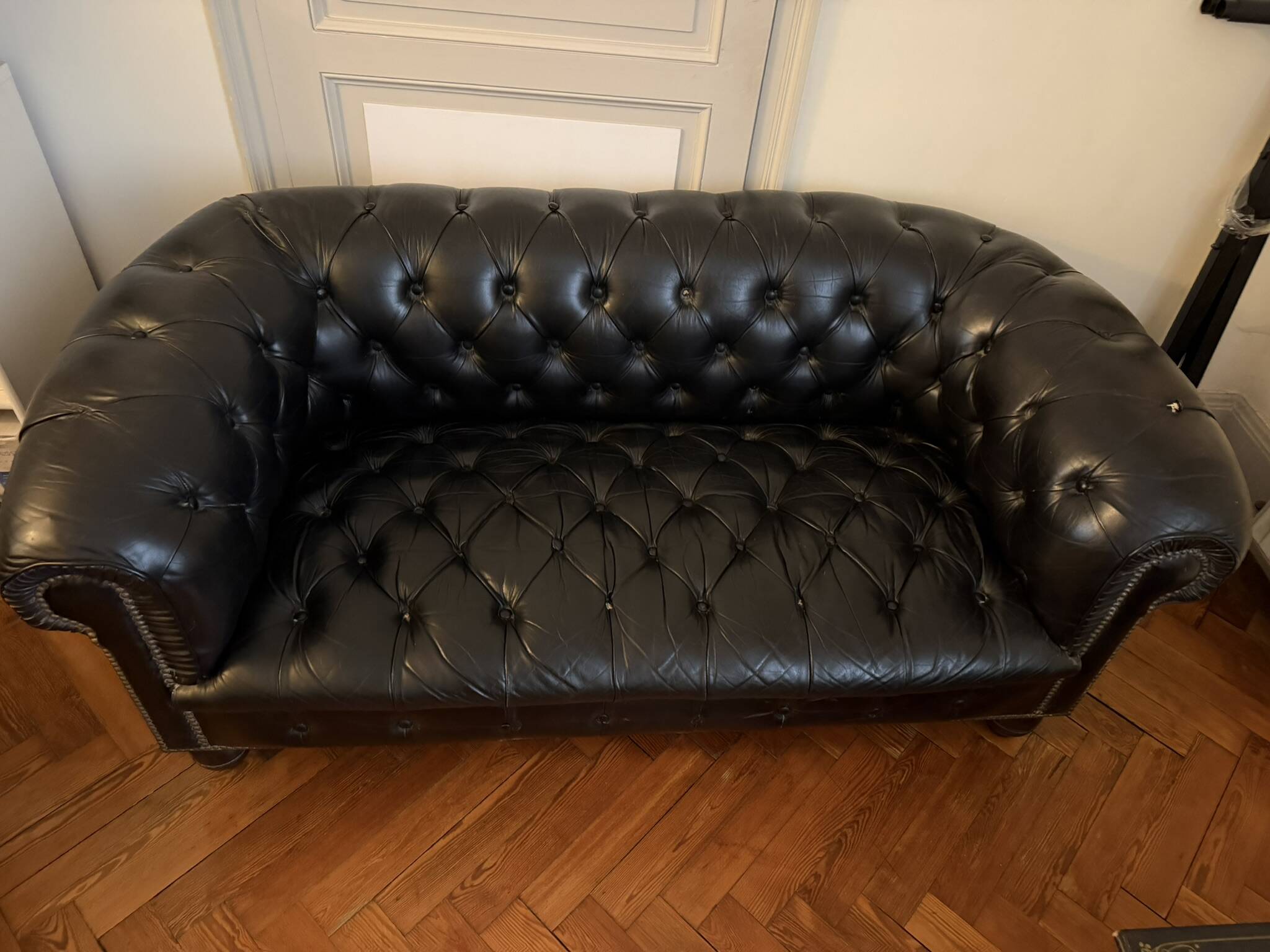 Canapé Chesterfield cuir noir + paire de fauteuils