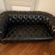 Canapé Chesterfield cuir noir + paire de fauteuils