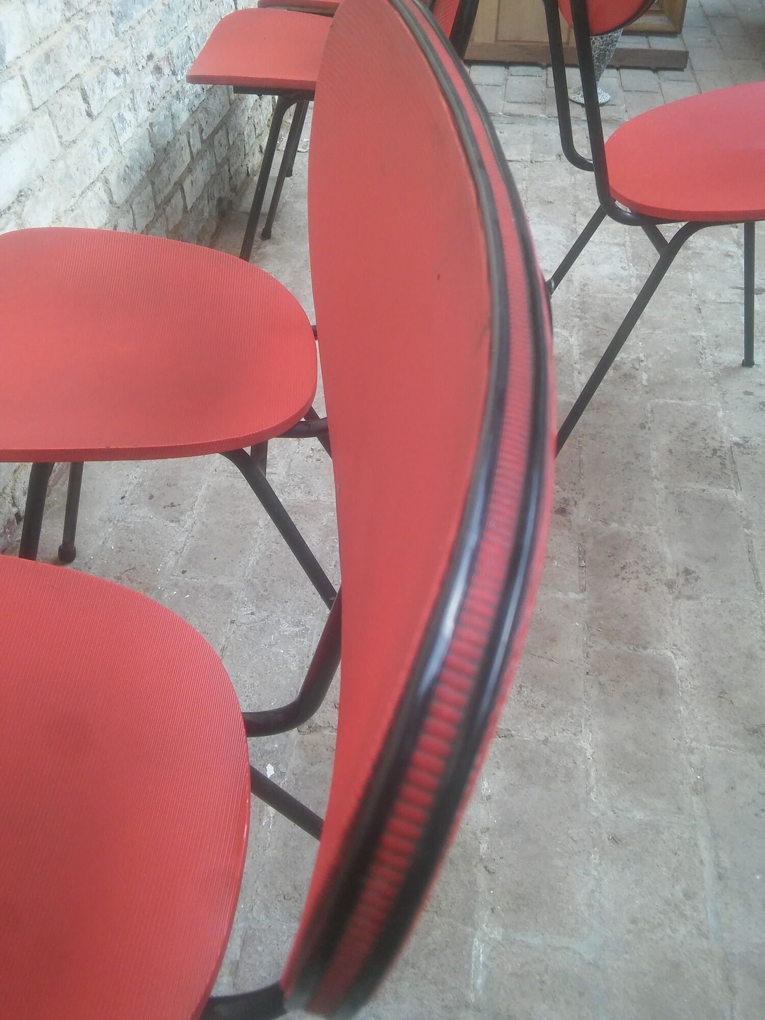 Lot of 6 red chairs in faux leather metal compass feet