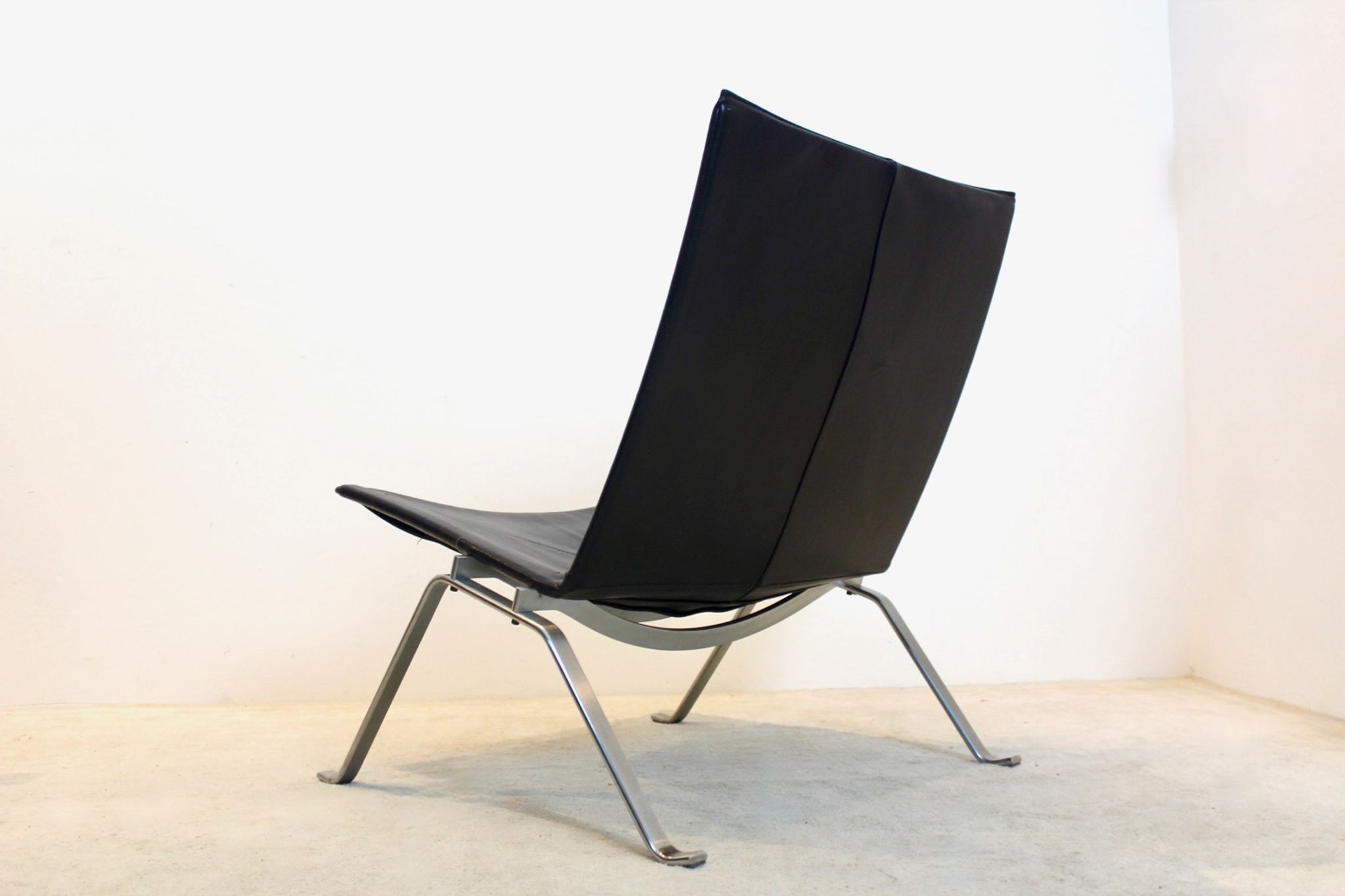PK22 chair in black leather Poul Kjærholm for Fritz Hansen