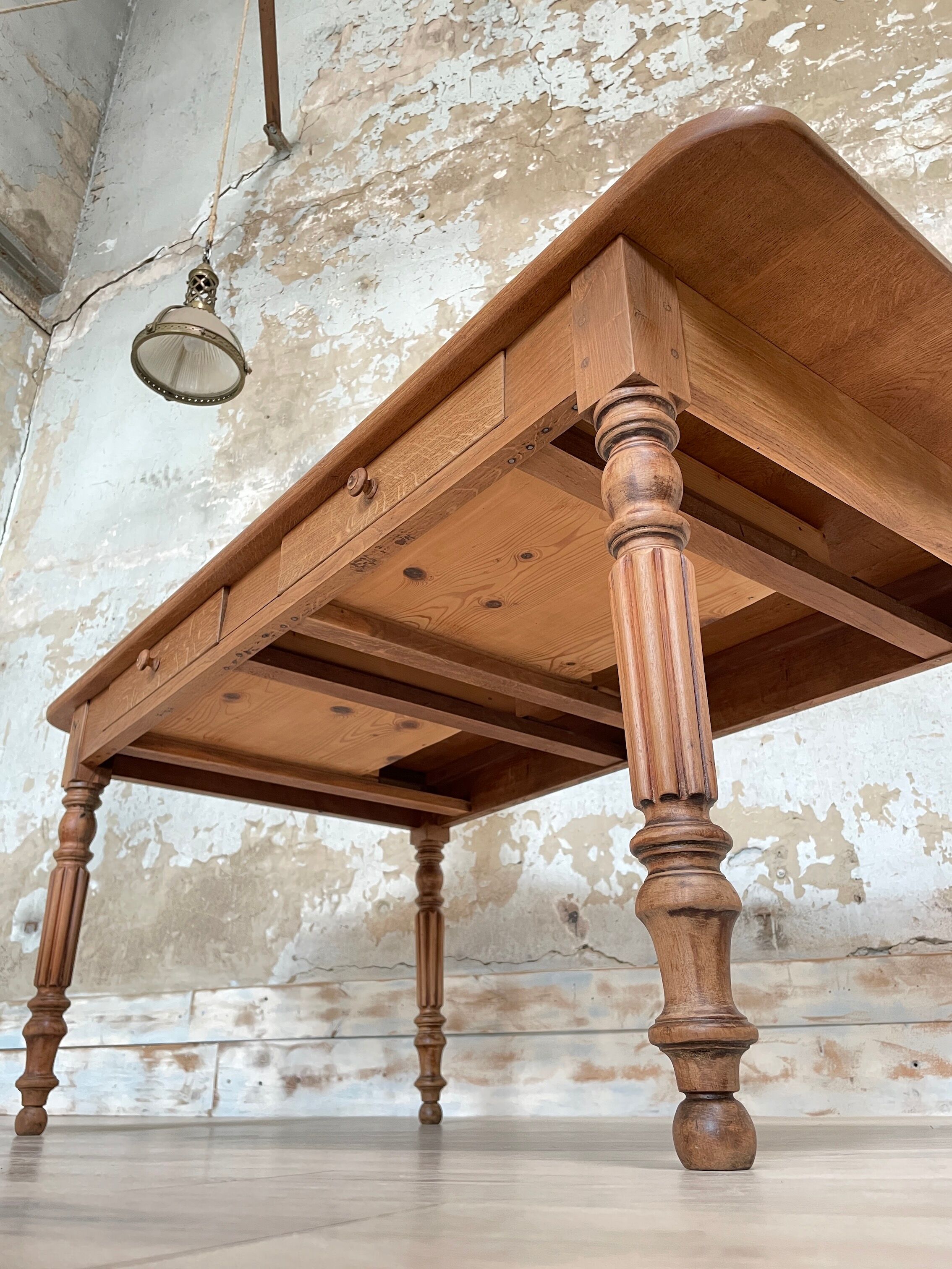 Table with turned legs in solid wood