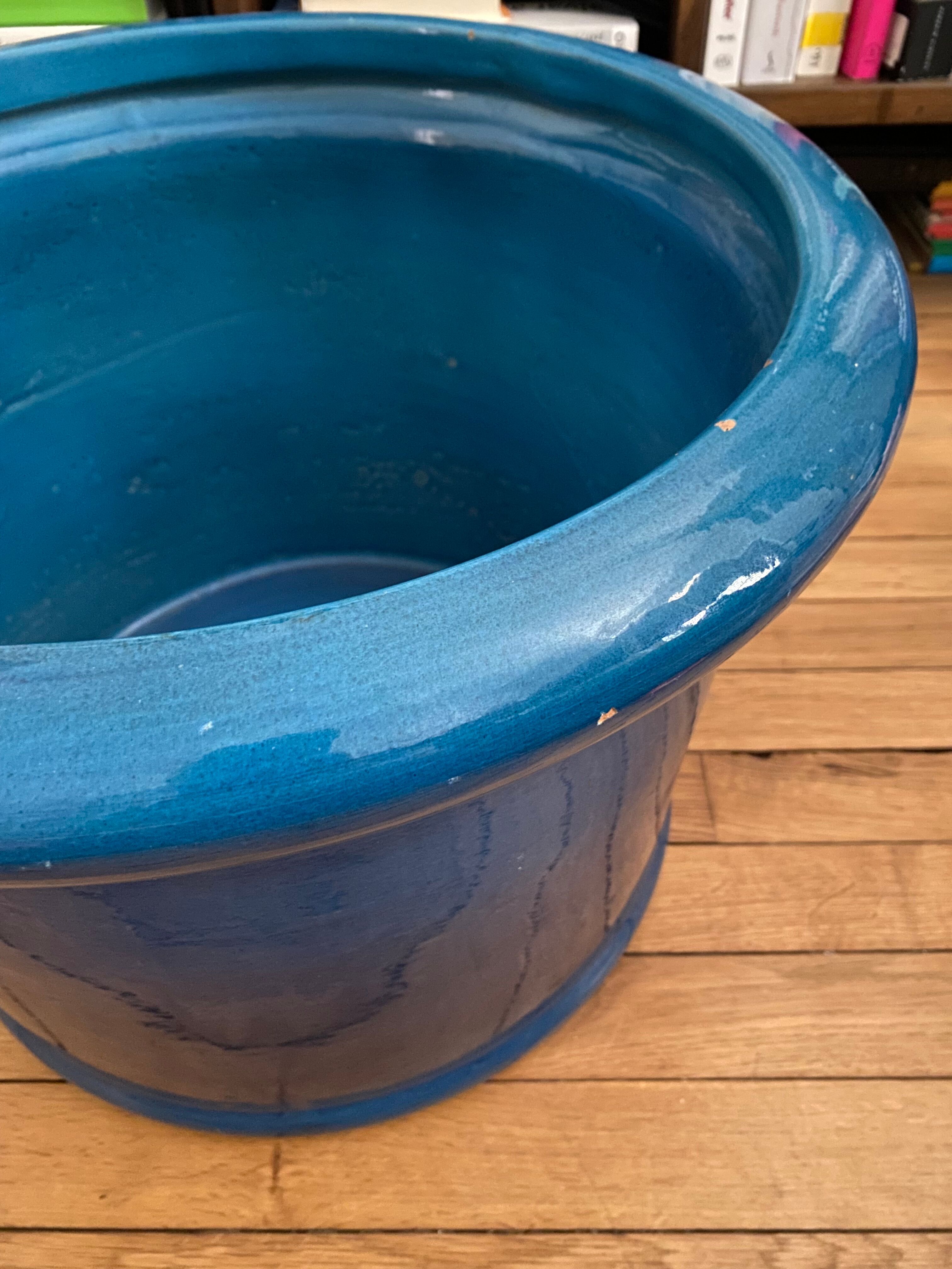 Cache pot bleu avec fleur de lys