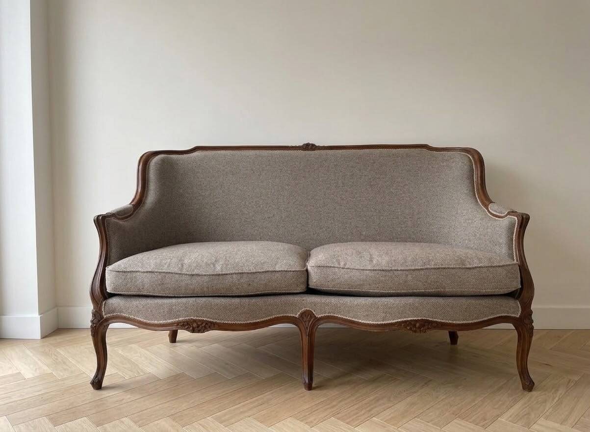 Classic living room set: 2/3-seater sofa in dark wood fabric.