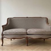 Classic living room set: 2/3-seater sofa in dark wood fabric.