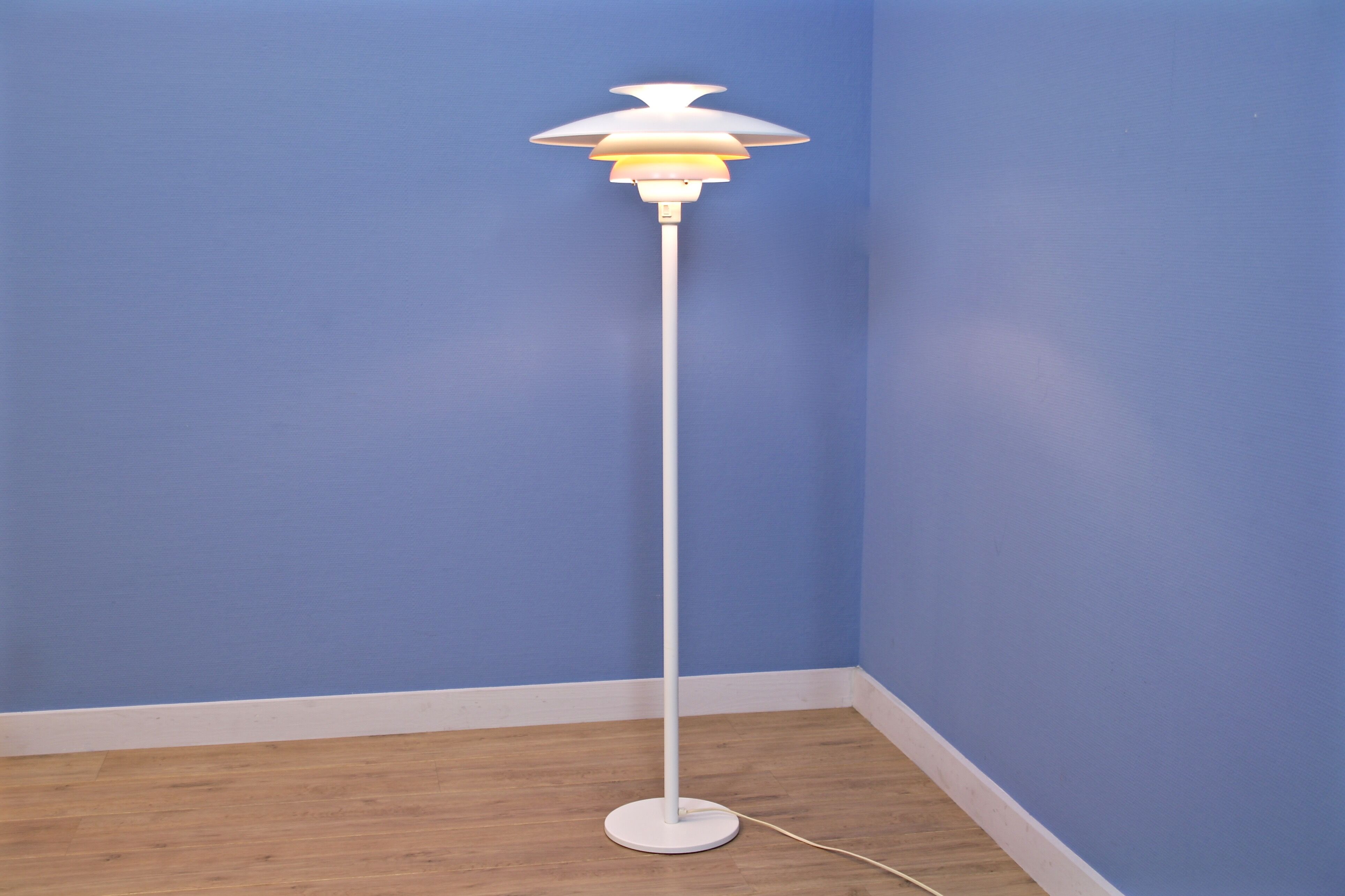 Lampadaire danois en blanc avec accent orange par Jeka Metaltryk, 1970s