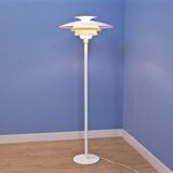 Lampadaire danois en blanc avec accent orange par Jeka Metaltryk, 1970s