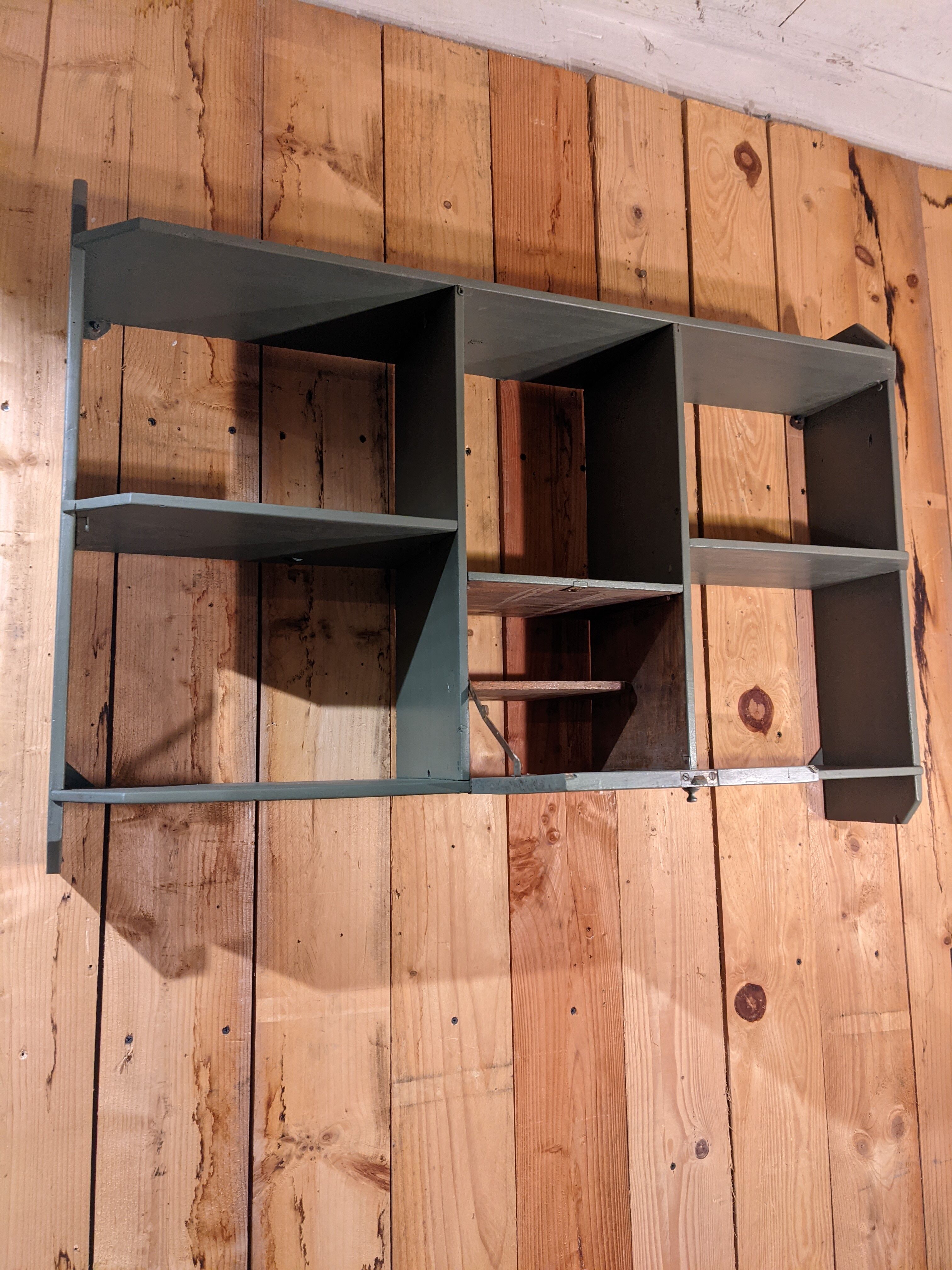 Wall shelf with lockers