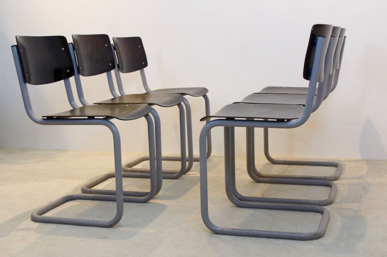 Ensemble de six chaises industrielles en contreplaqué Gispen dans un cadre gris et wengé.