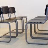 Ensemble de six chaises industrielles en contreplaqué Gispen dans un cadre gris et wengé.
