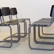 Ensemble de six chaises industrielles en contreplaqué Gispen dans un cadre gris et wengé.