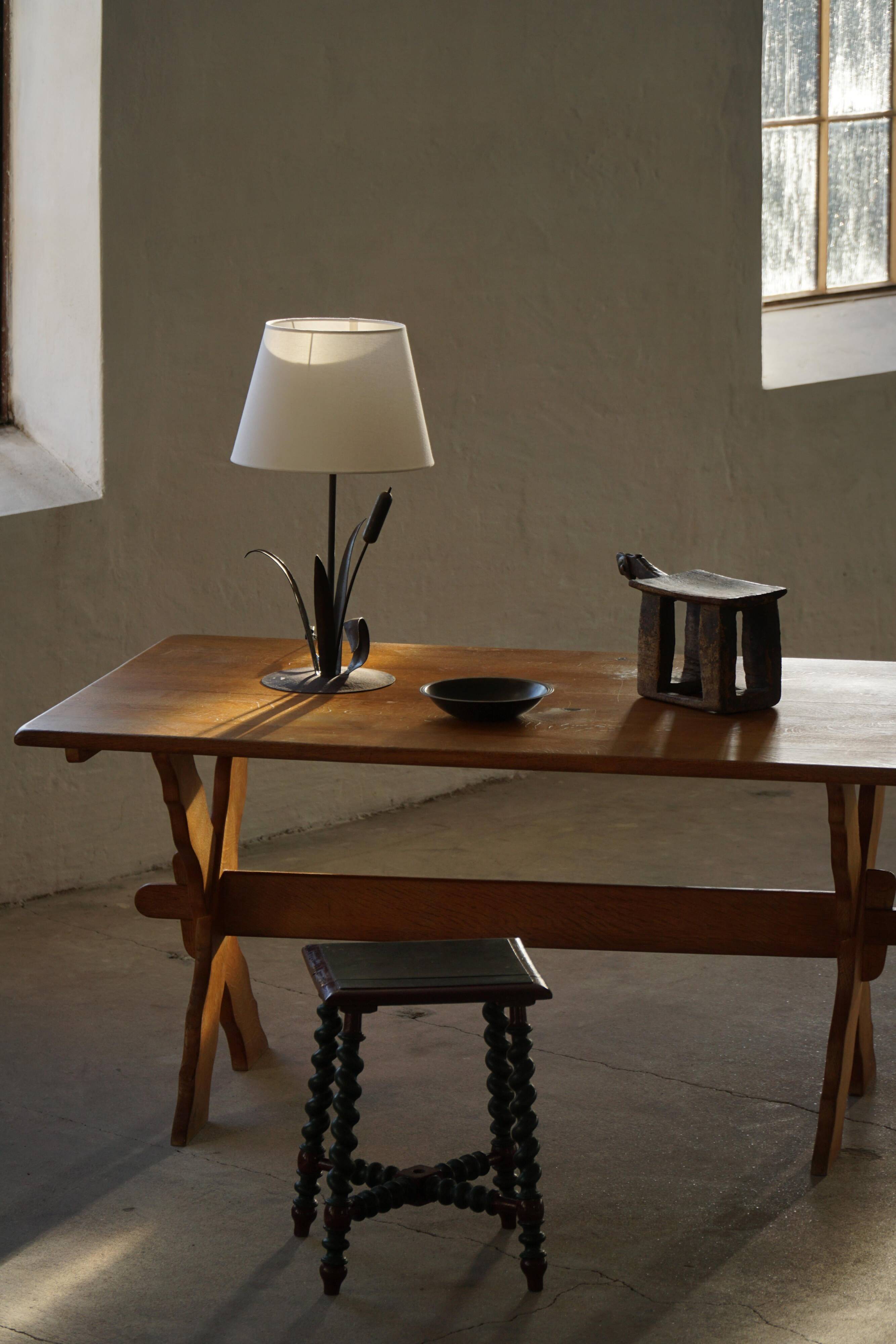 Handcrafted table lamp in wrought iron, organic shape, mid-20th century, 1940s.