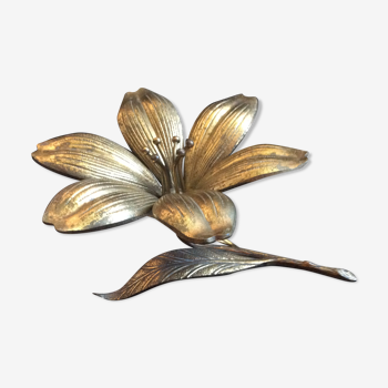 Flower of lilies wears golden 60s ashtrays