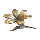 Flower of lilies wears golden 60s ashtrays