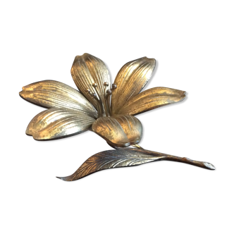 Flower of lilies wears golden 60s ashtrays