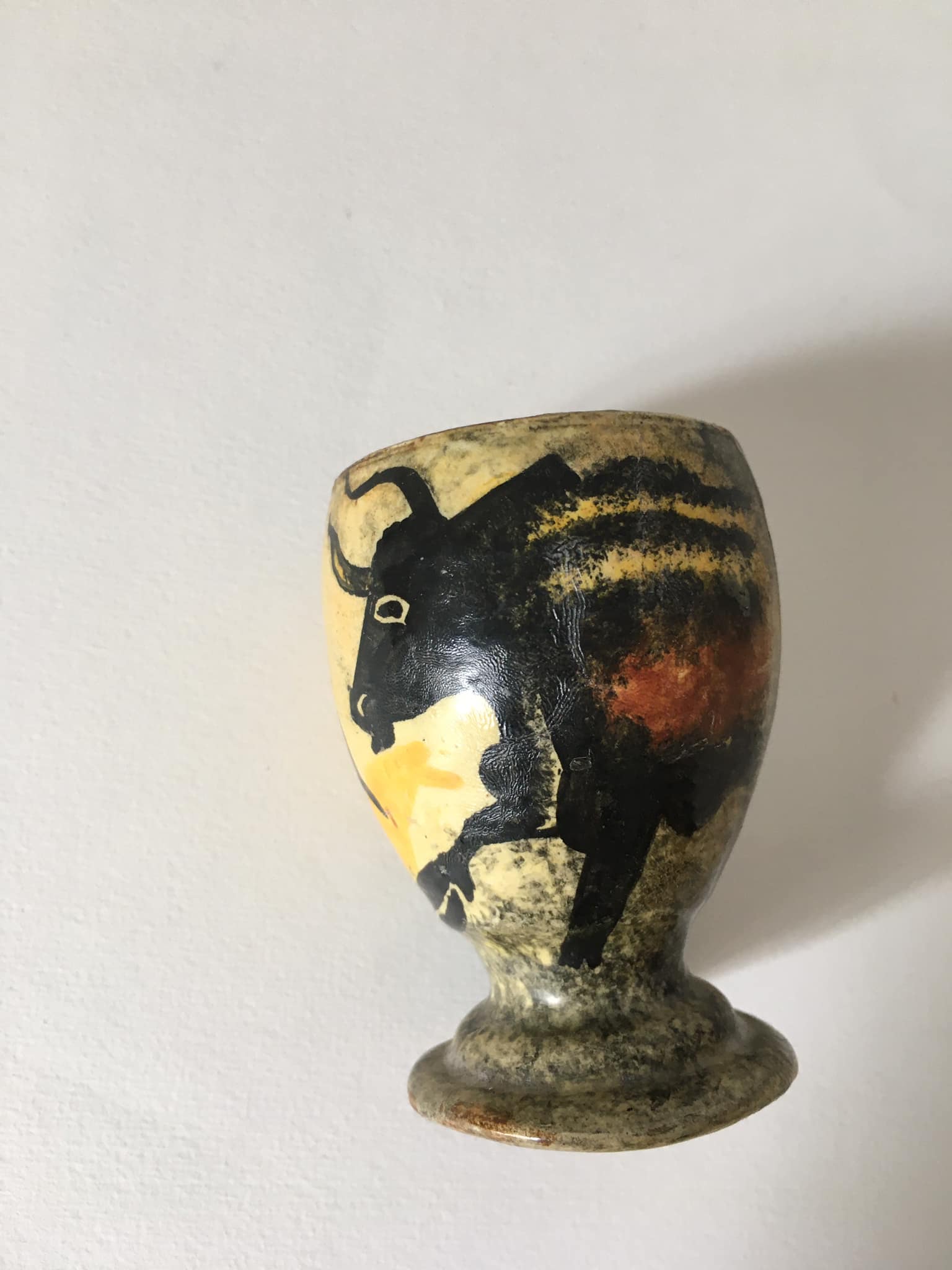 4 coquetiers dépareillés en porcelaine (3 signés : Henriot Quimper, JR Sarlat, et Alain Blanchard)