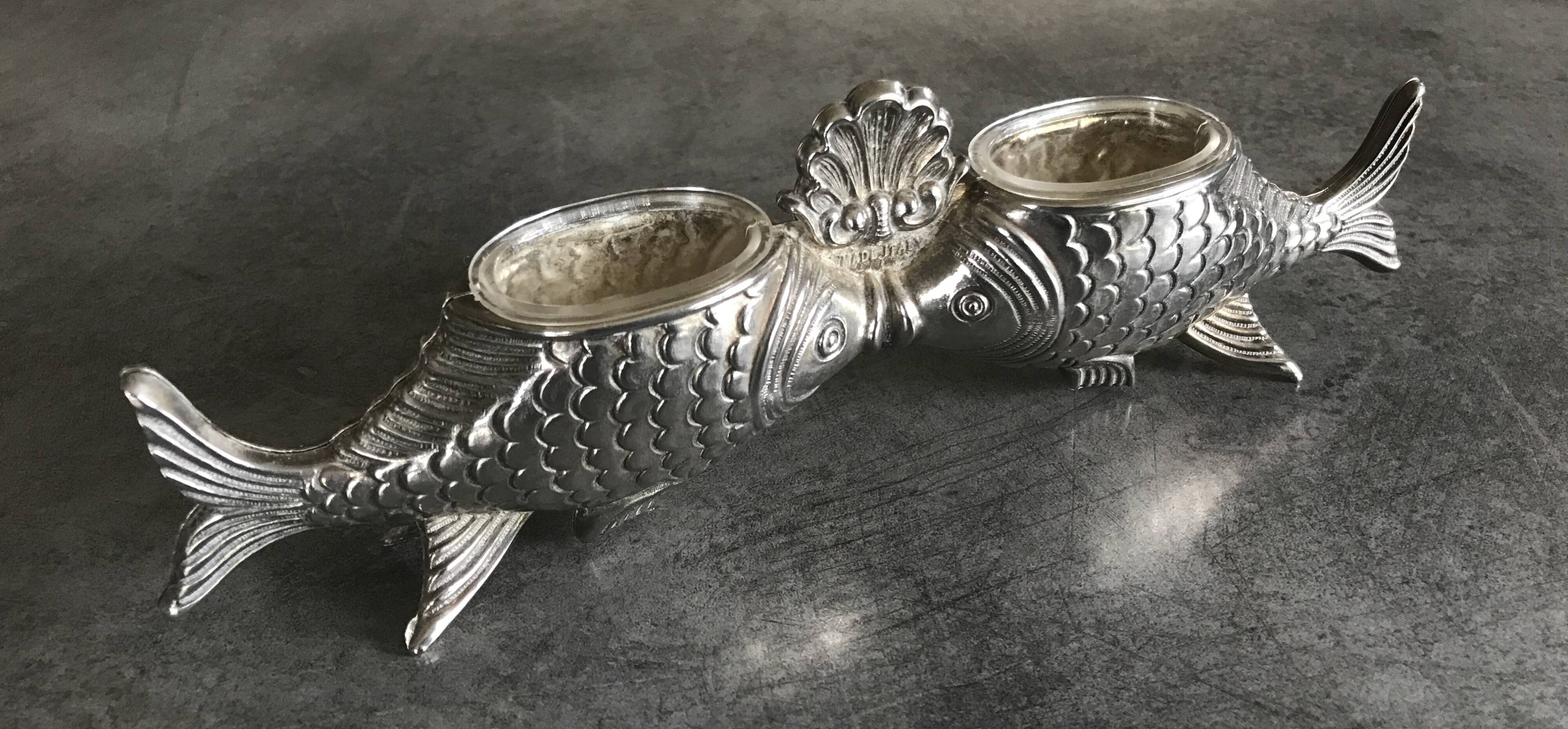 Salt and pepper shaker holder with a pair of fish in metal, Italian design