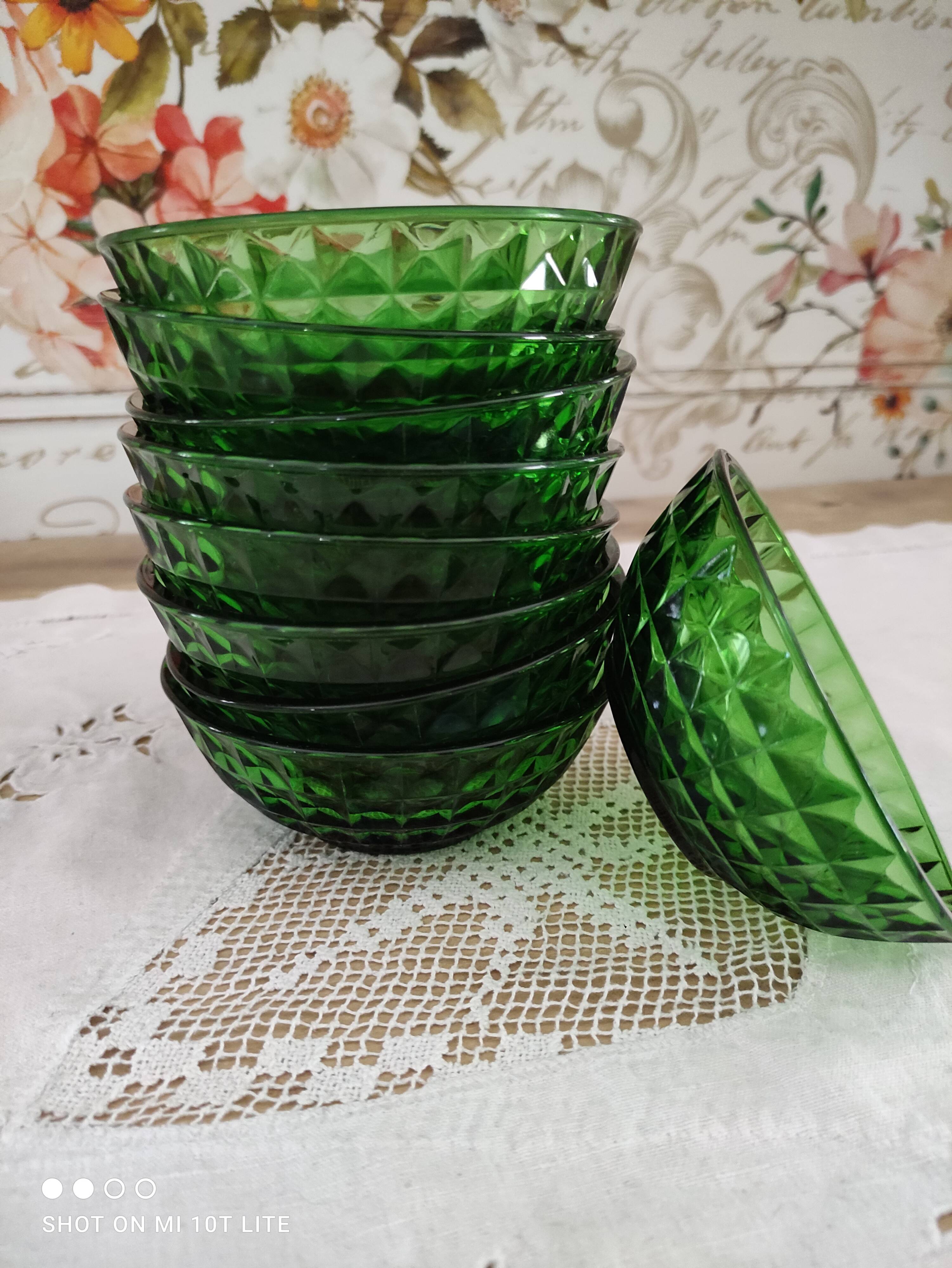 Lot de 9 coupelles en verre vert bouteille facetté