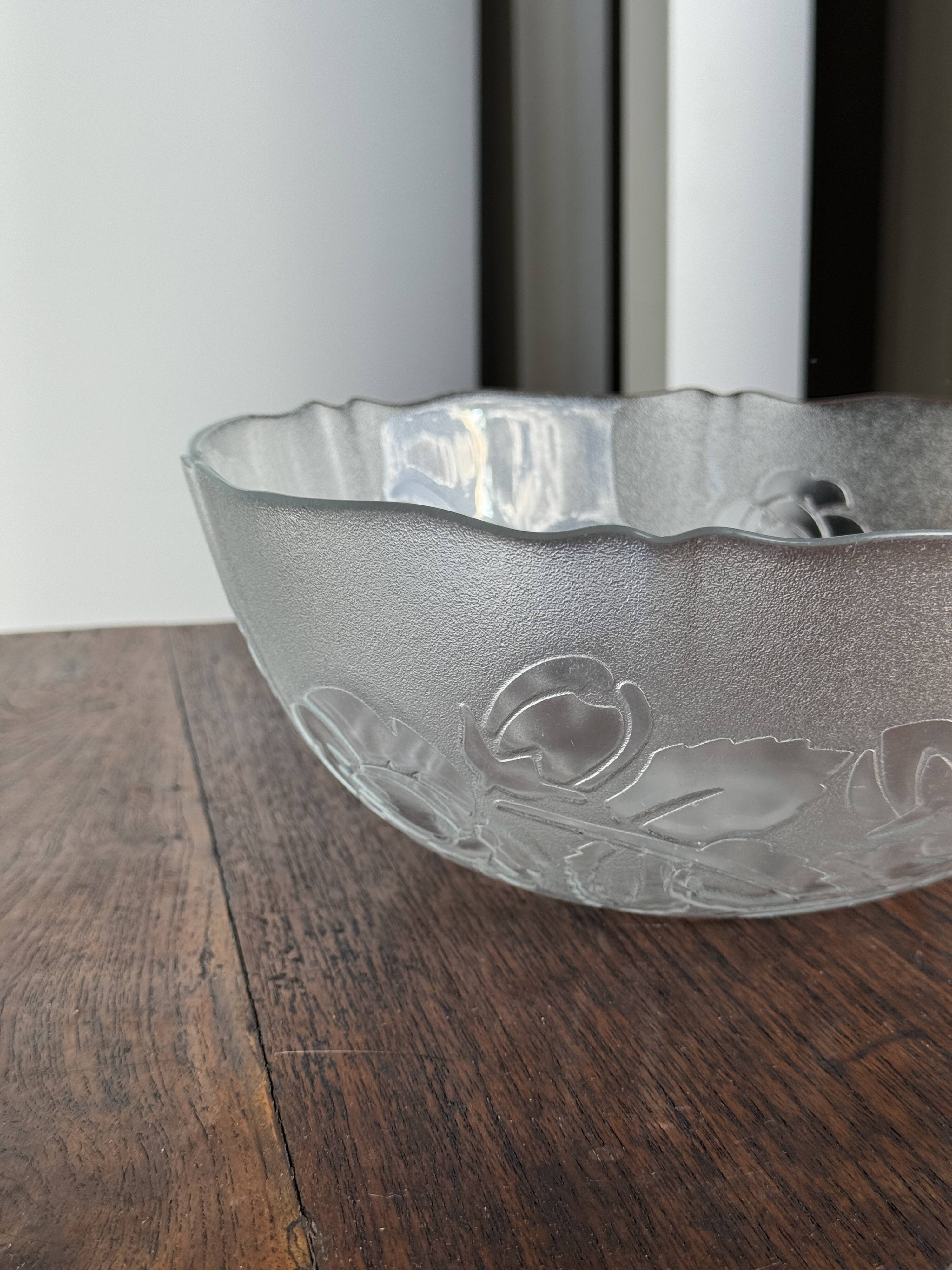 Vintage salad bowl with stylised rose pattern D23 H10