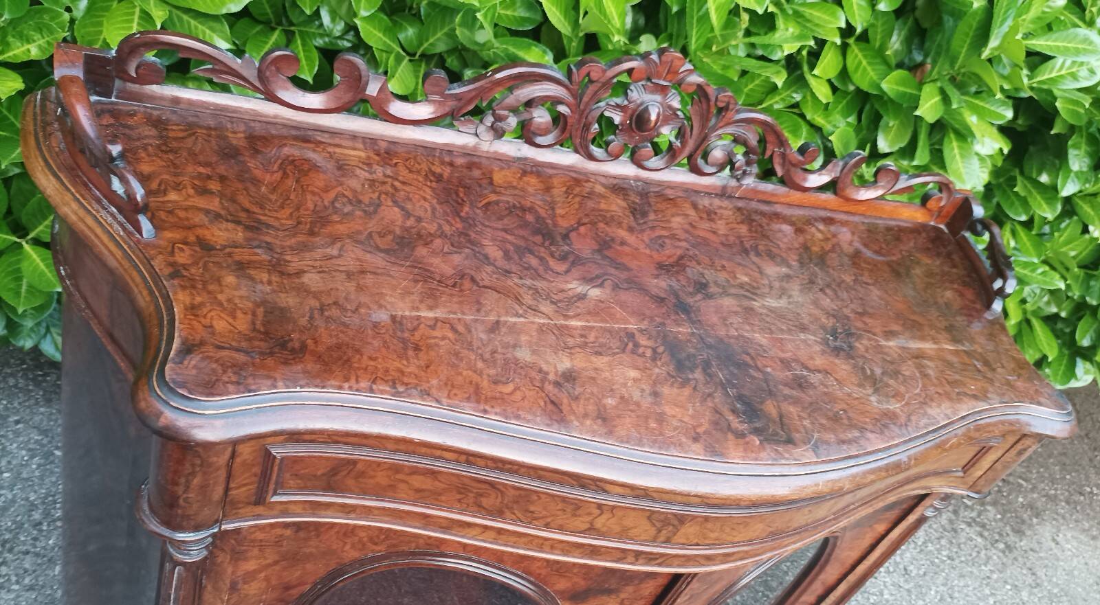 Napoleon III period display cabinet in rosewood.