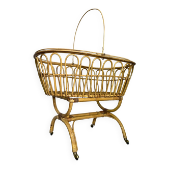 Berceau lit de bébé en osier et rotin avec arceaux pour voile sur roulettes