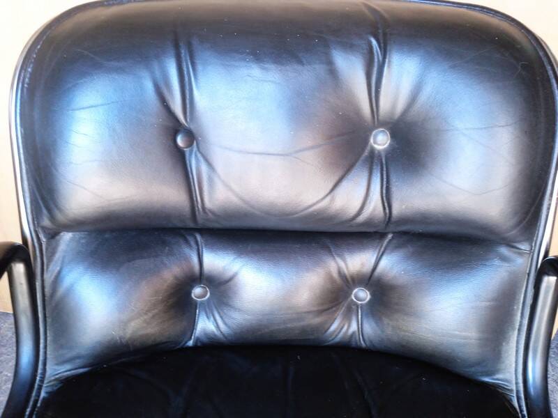 Fauteuil Charles Pollock cuir noir époque 1970