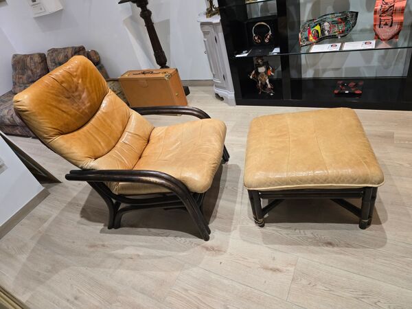 Fauteuil lounge vintage en cuir camel avec ottoman – structure bois – années 70