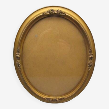 Old oval frame in wood and gilded stucco