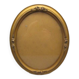 Old oval frame in wood and gilded stucco