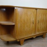 Buffet de coin en bois clair époque Art Déco circa 1930, d'après Jules Leleu