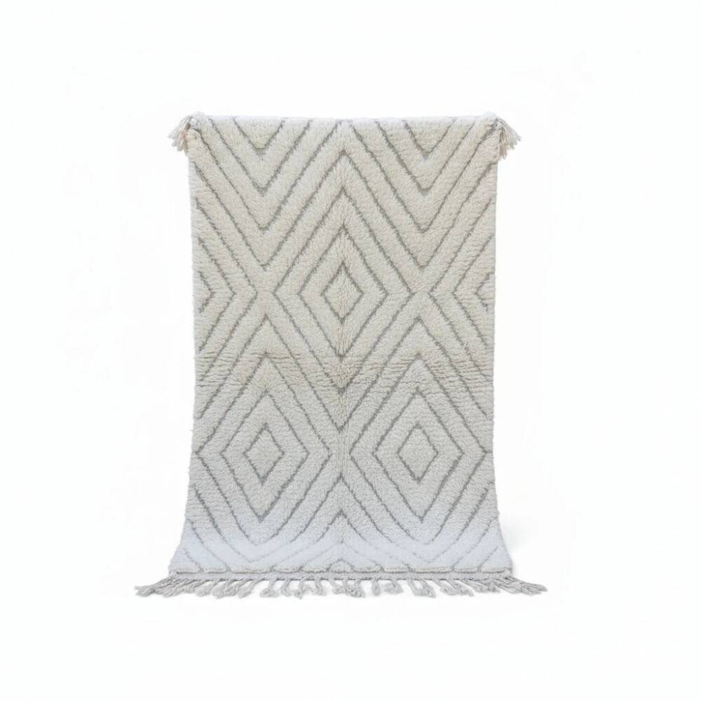 Small Moroccan rug with white diamonds.