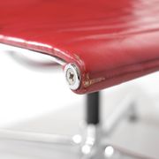 Fauteuil " EA 108 " en cuir rouge, conçu par Charles Ray Eames pour Vitra,