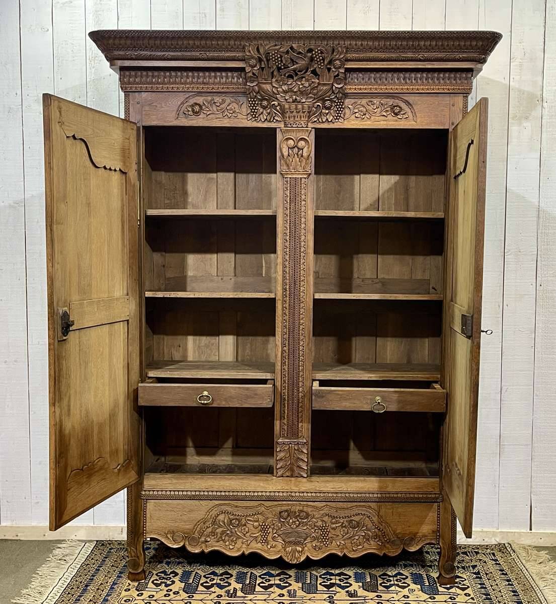 Armoire de mariage Normande sculptée en chêne clair du 19ème siècle