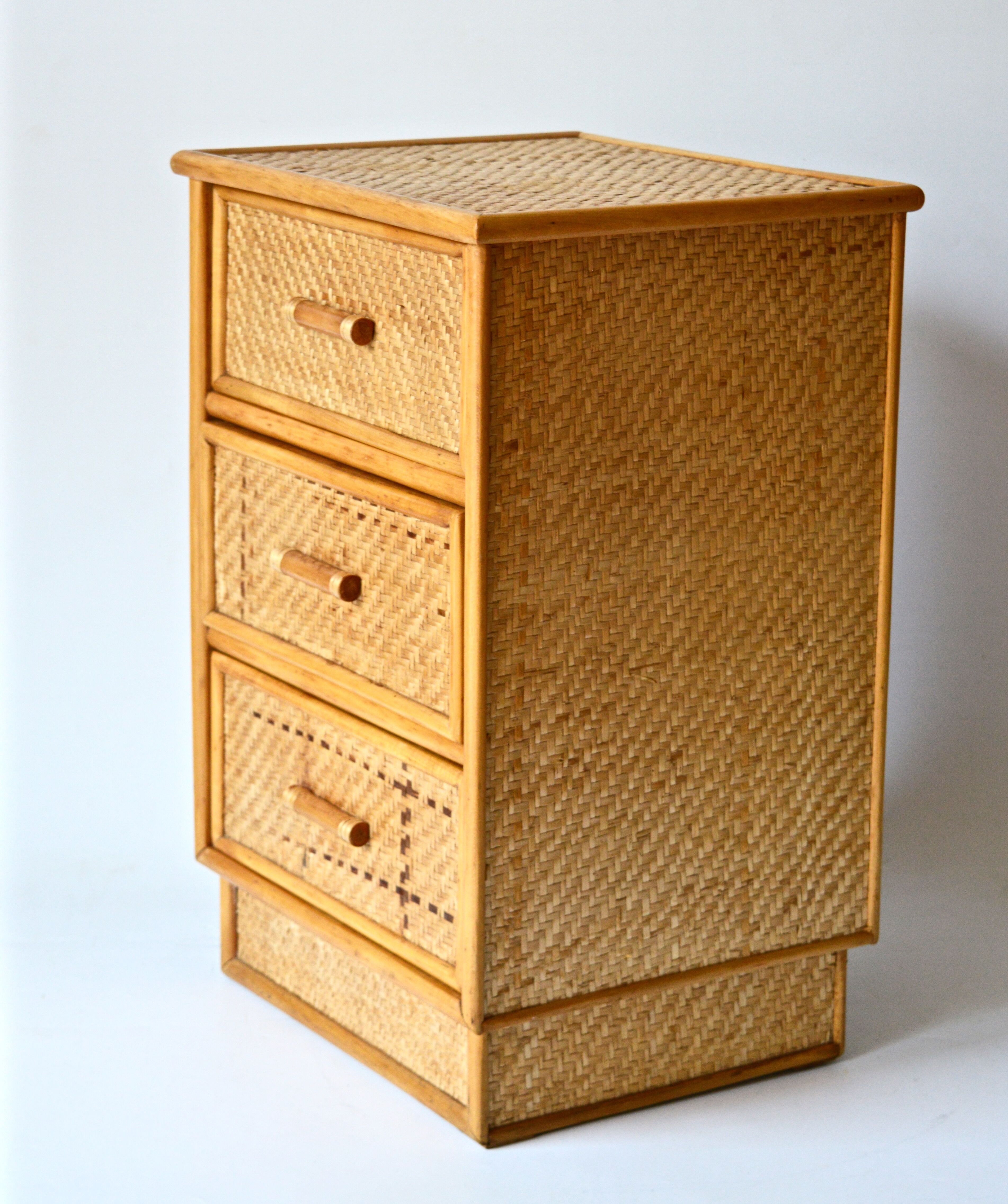 Wicker chest of drawers