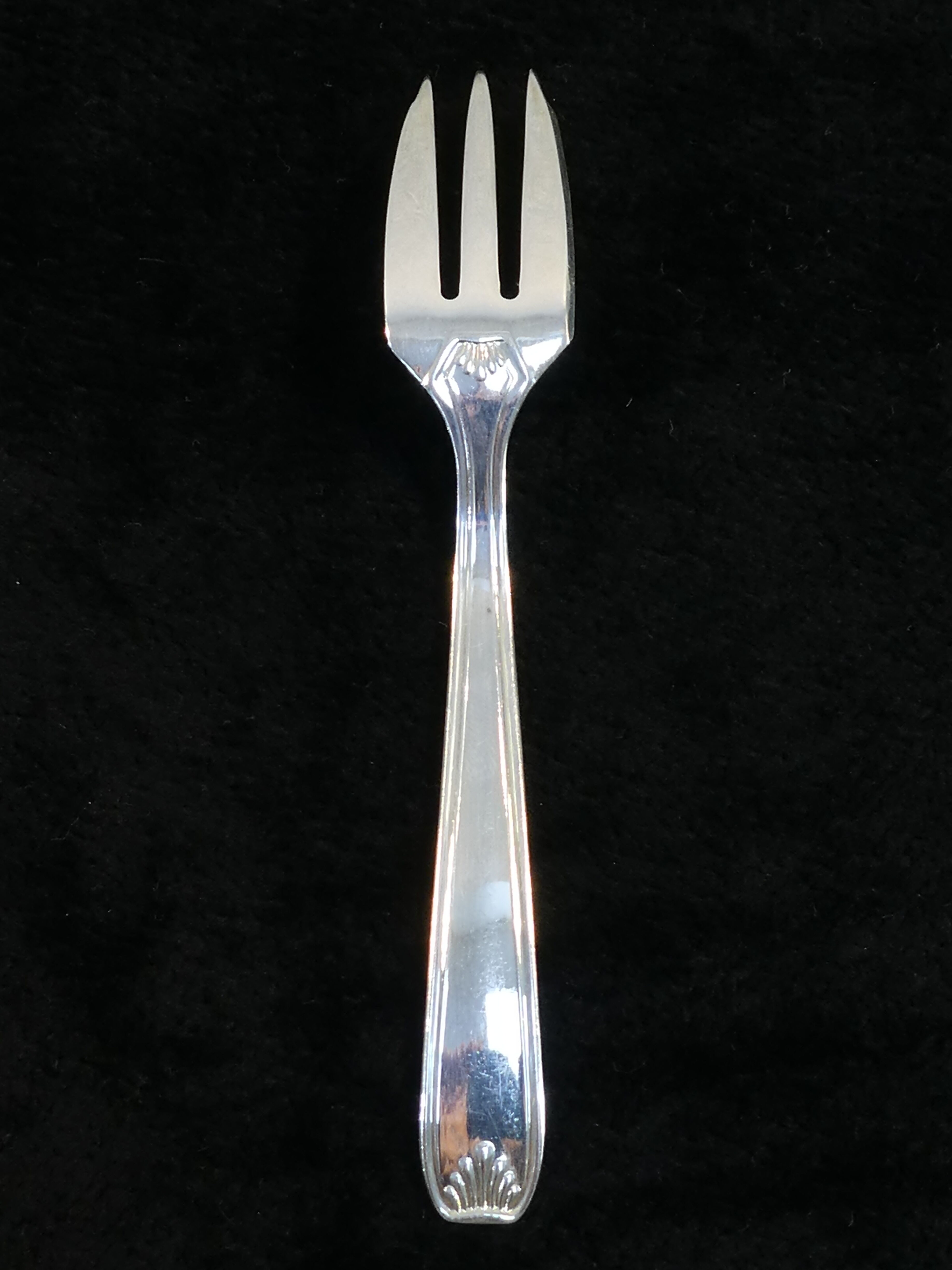 12 forks with silver metal cakes