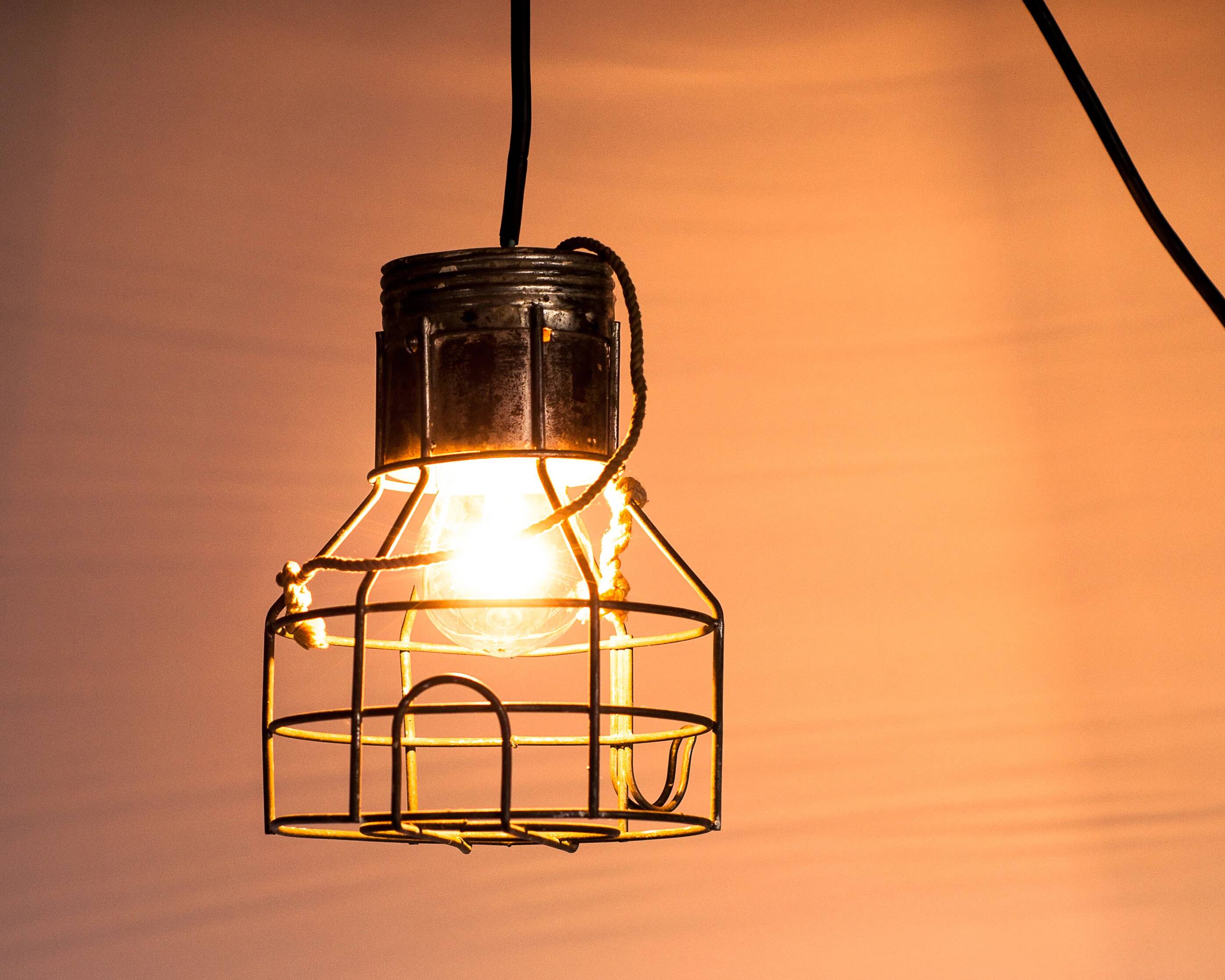 Lampe cage d’atelier industrielle