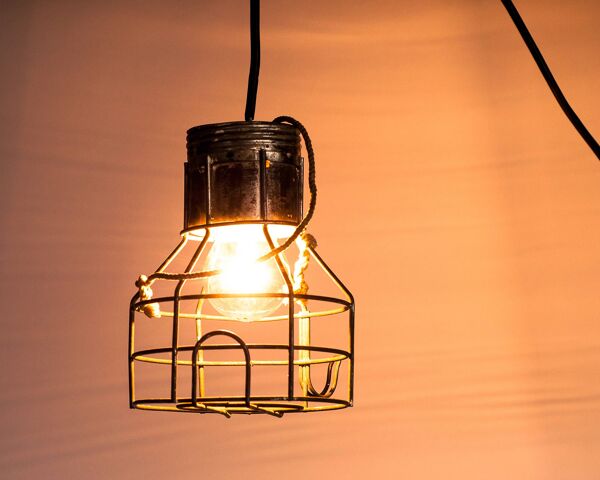 Lampe cage d’atelier industrielle