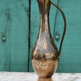 Carafe vase in chiseled brass