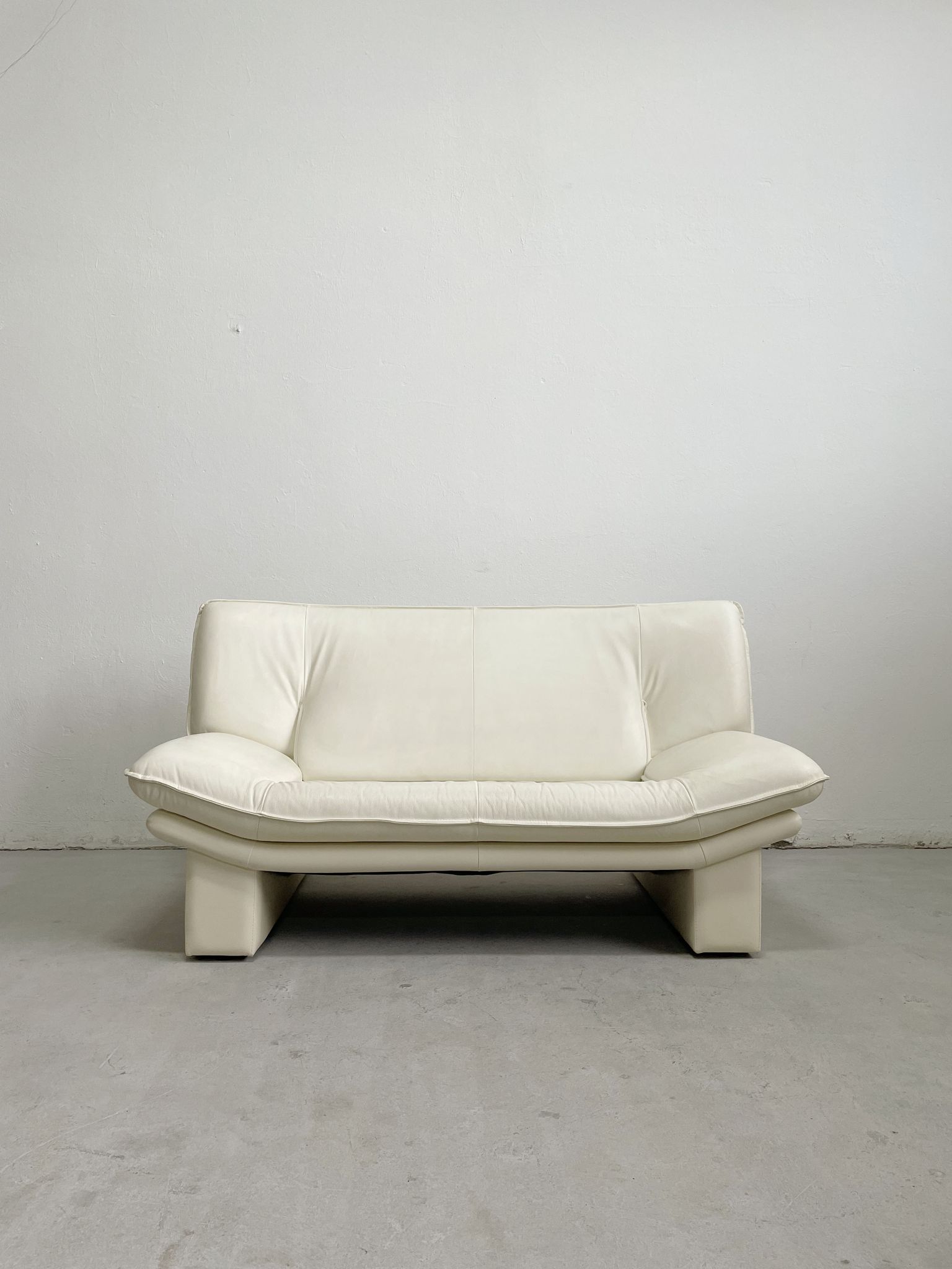 Nicoletti Salotti Postmodern Italian Ivory White Leather or Leatherete Sofa 1980